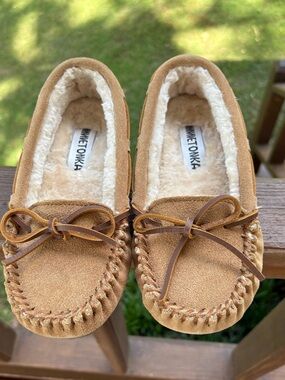 NWOT Minnetonka 4032 Women’s Tan Suede “Cally” Moccasins Size 5M